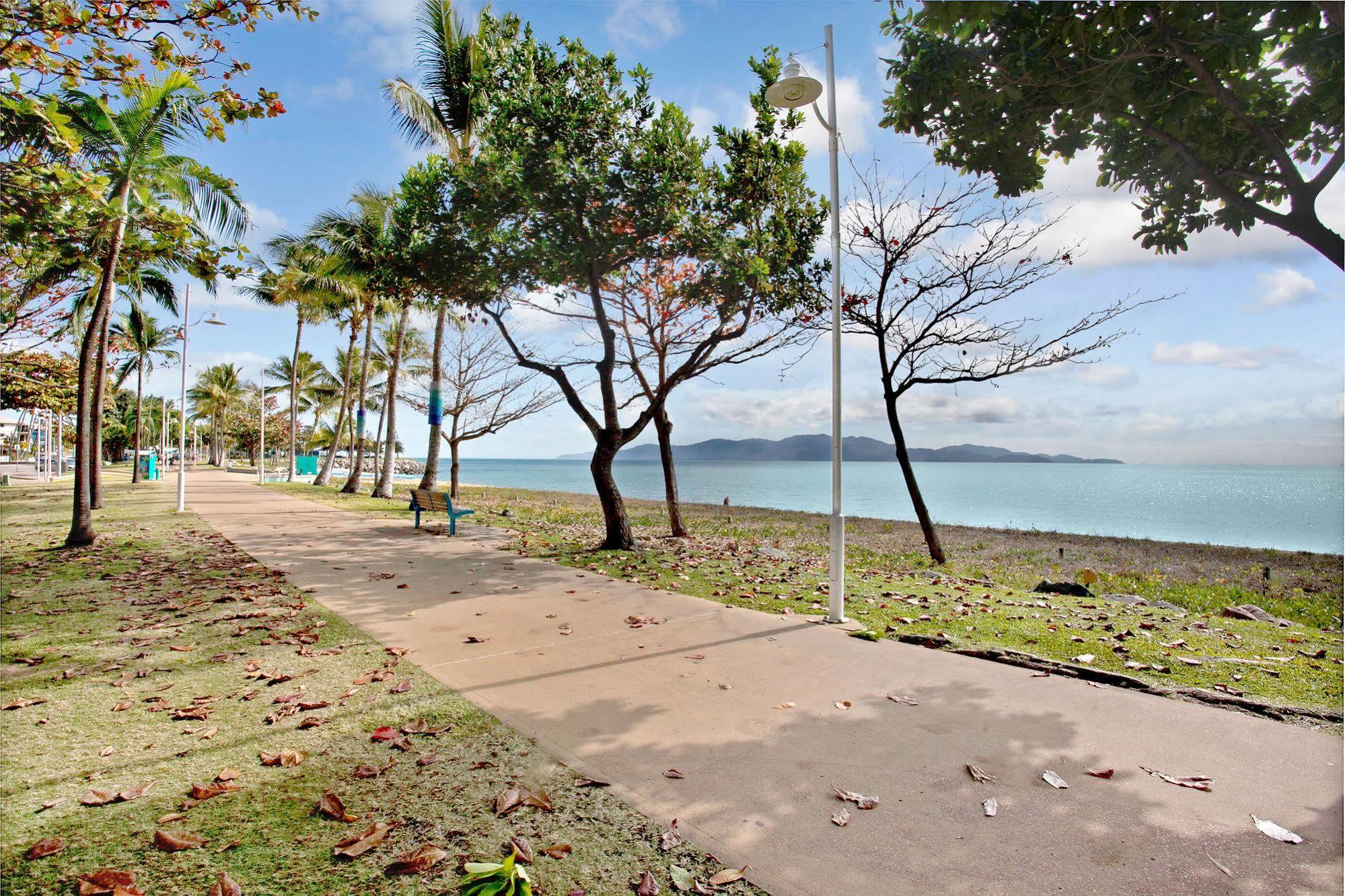 Beach House Motel Townsville Esterno foto